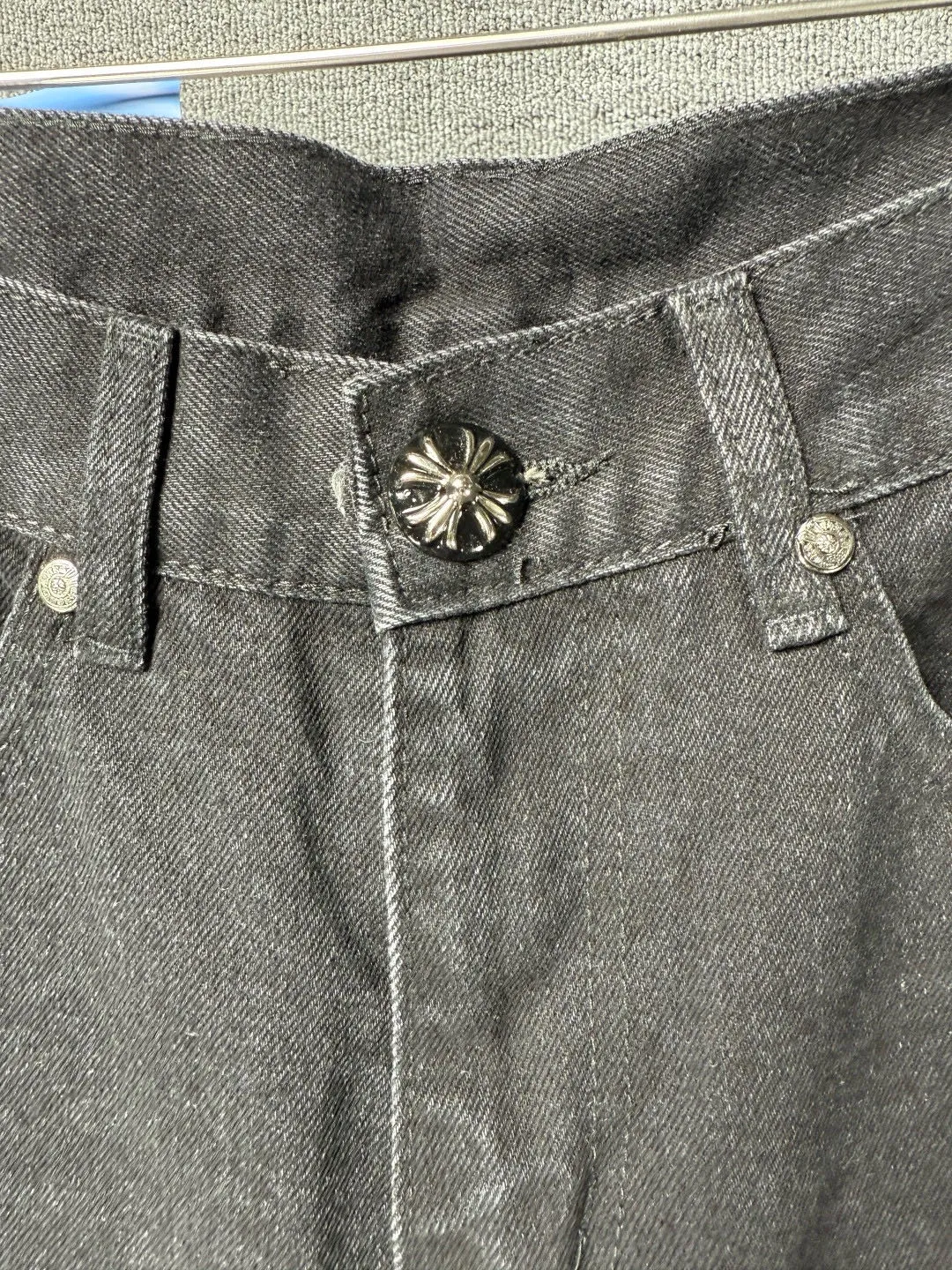 P260 💰 (Top version) Chrome hearts washed jeans with black multi-leather elements and full details. It truly restores the ultimate texture of Vintage. Three-dimensional version. Loose and comfortable, not picky about the figure. It looks taller and slimmer. Factory precision. Original factory quality control. Same style for men and women. Can be matched with couples. Versatile recommendation. Must-have jeans for all seasons. Fashionistas have been disappointed. From the quality selection of fabrics, the tailoring of details, and the matching of patterns, they are all impeccable! The upper body is so handsome when worn...it can be easily worn by men, women and children! The craftsmanship is made of heavy-duty washed pure cotton denim fabric. After washing, it is soft and thick. It is very stylish when worn on the body. Color: black Size: 28-30-32-34-36 (corresponding to S-M-L-XL-XXL)